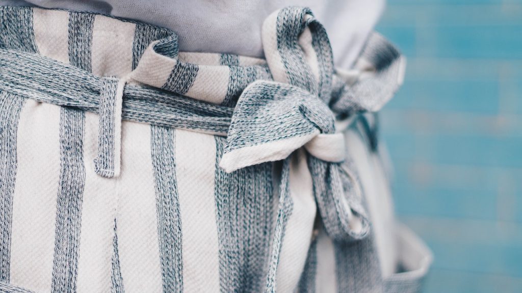 A closeup of the knot of an apron tied up.